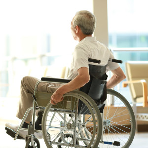 Homme en fauteuil roulant dans la salle d’attente d’un établissement médical