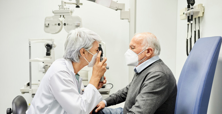 Ophtalmologue auscultant un patient