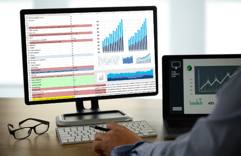 Écran d’ordinateur présentant des graphiques et tableaux de chiffres