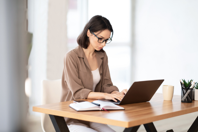 Collaboratrice en télétravail sur un ordinateur portable