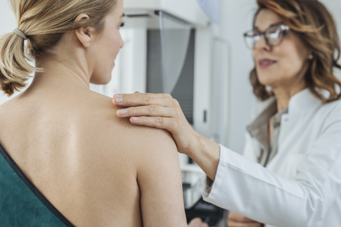 Femme avec un médecin