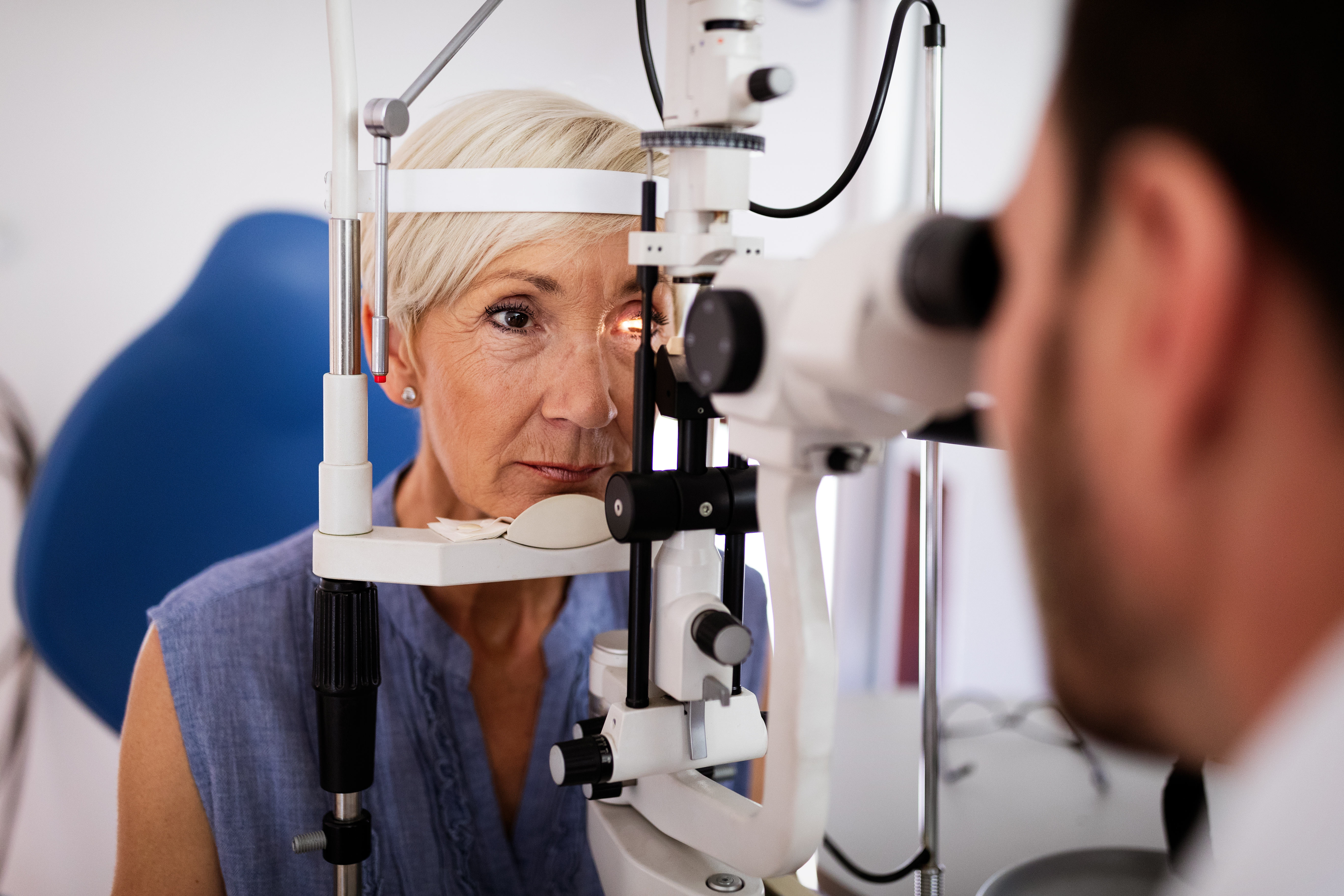 Examen des yeux d'une femme chez un ophtalmologue
