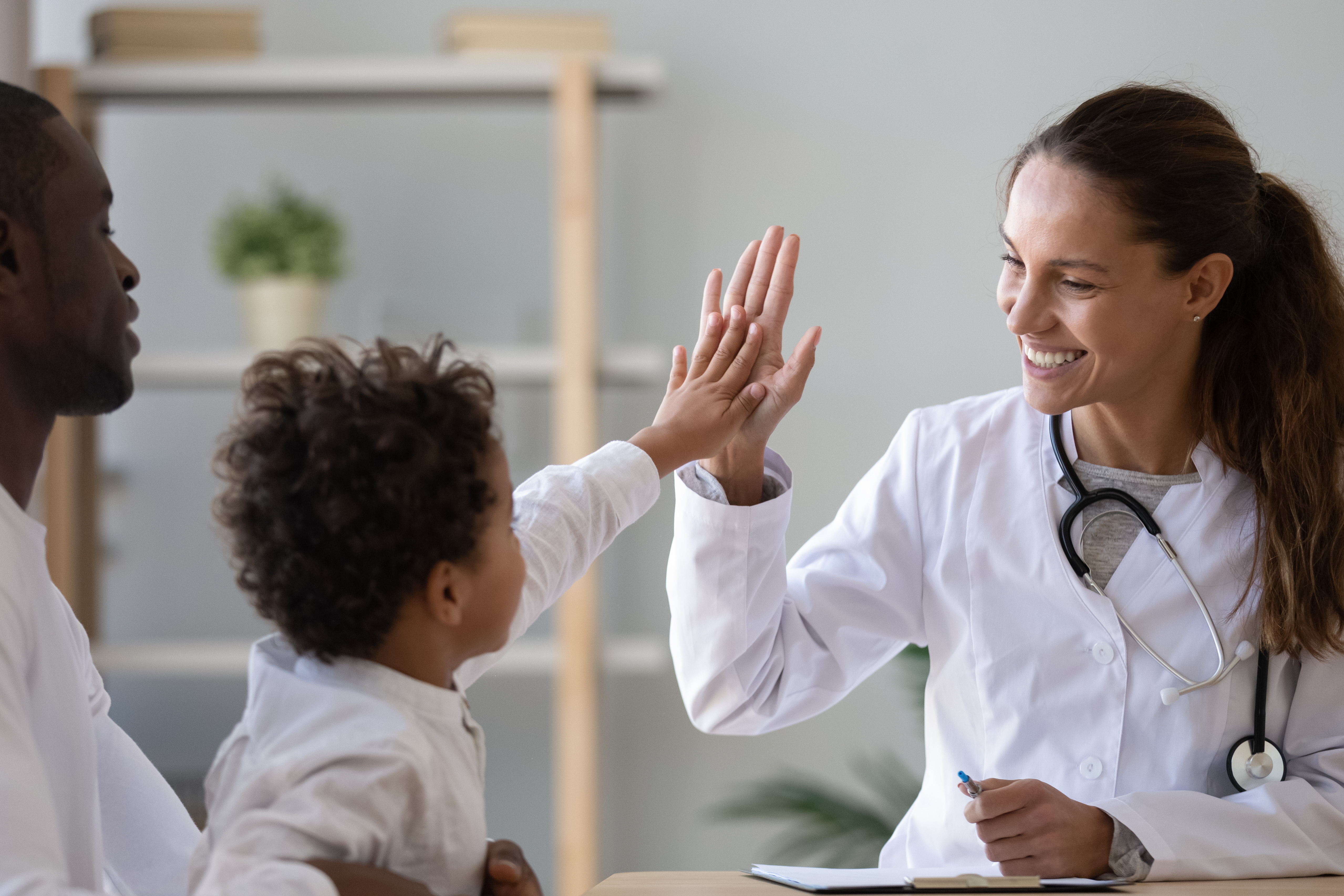 Femme médecin avec un stéthoscope qui 