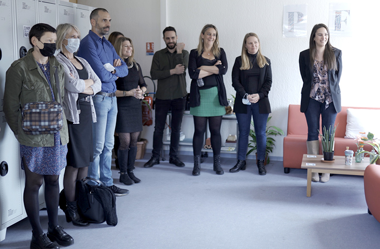 Personnes debout dans un bureau