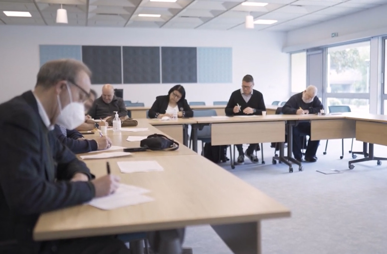 Photos de personnes assises autour d'une table