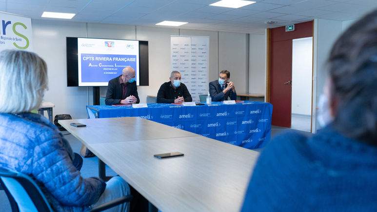 Personnes assises devant une table pour la signature de la convention CPTS Riviera