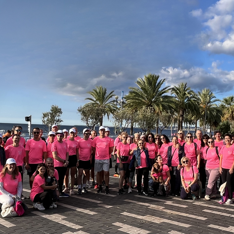 Photo de groupe prise lors de la course jogging rose à Nice