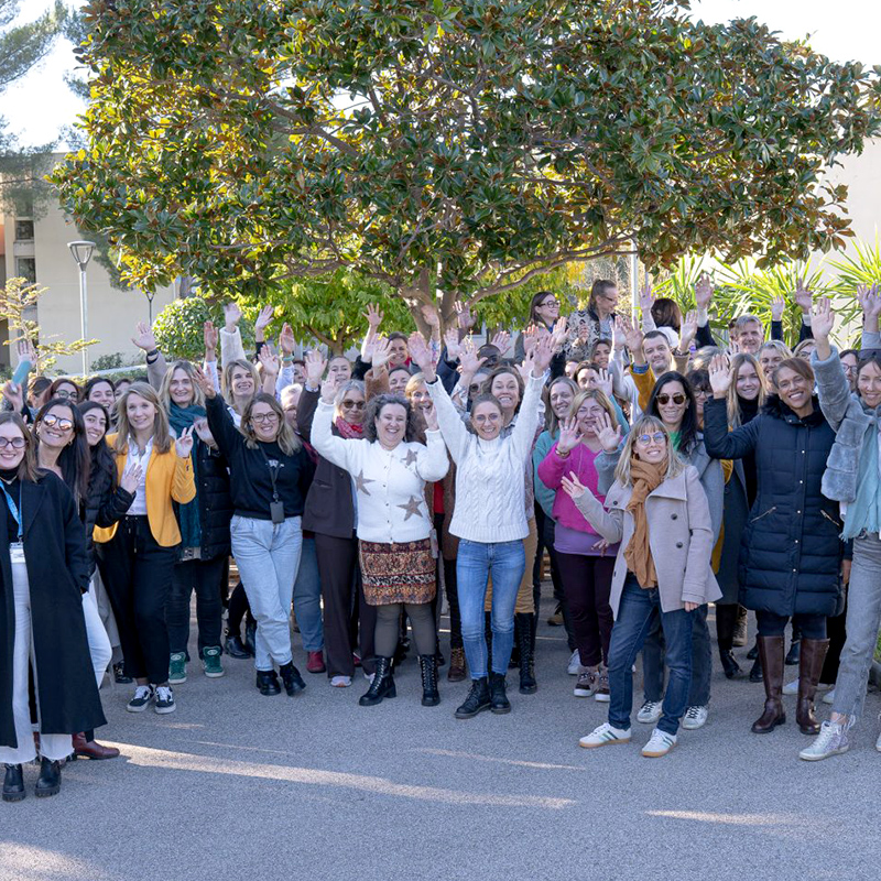 Photo des collaborateurs de la CPAM des Alpes-Maritimes ayant participé à la photo collective lors de la journée du don
