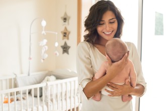 Photo d'une maman et son bébé de retour à domicile