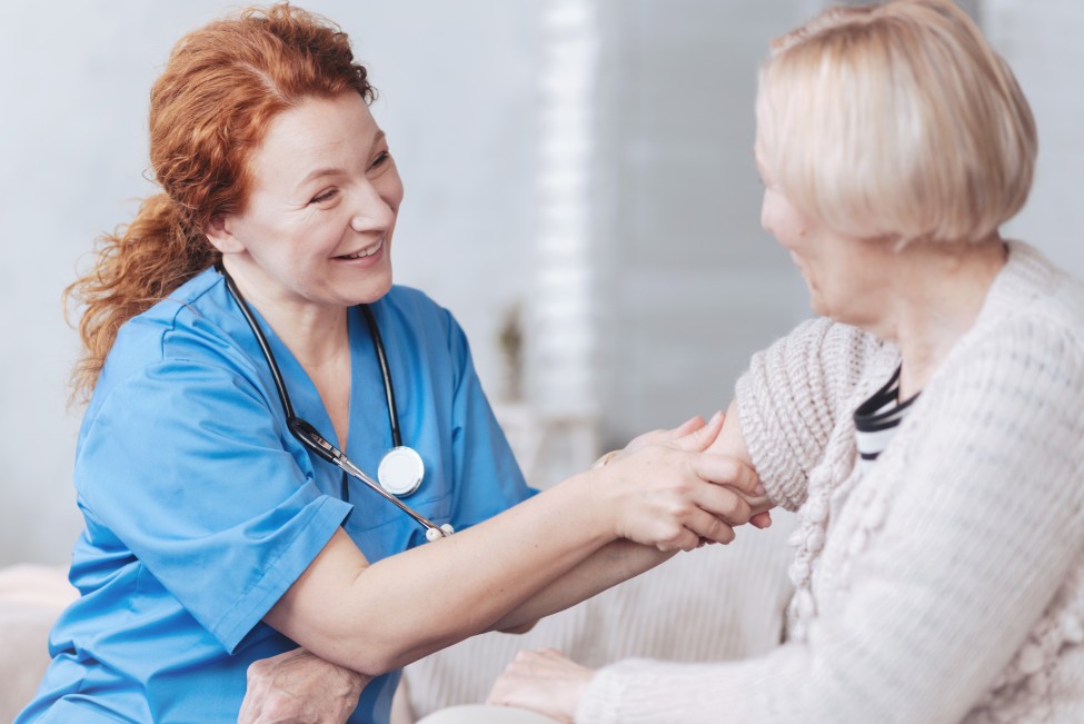 Médecin accompagnant une dame âgée