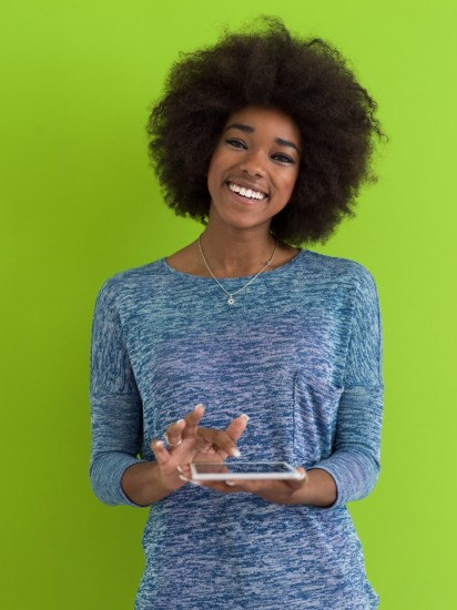 Jeune femme utilisant les téléservices sur sa tablette