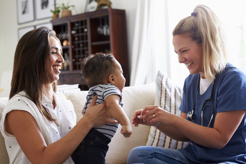 Un médecin, une maman et son bébé