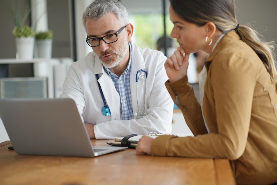 Un médecin devant son ordinateur
