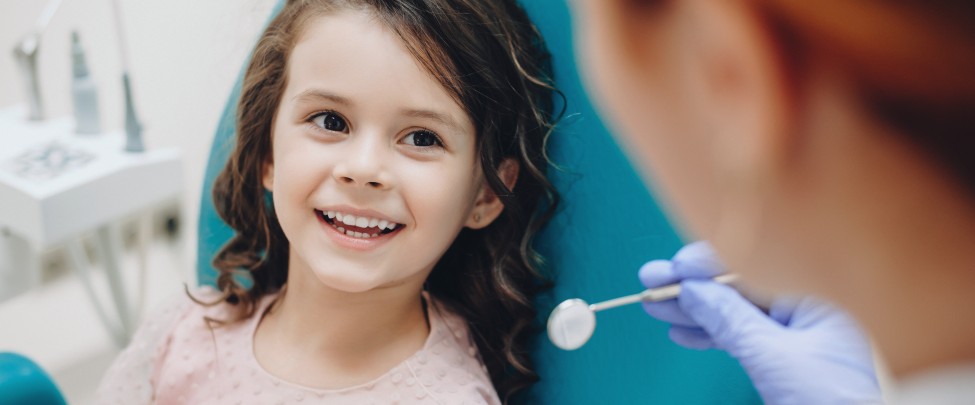 Une petite fille chez le dentiste