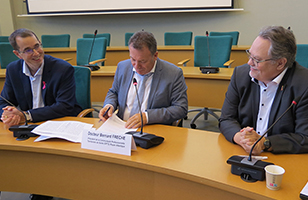 Davis XARDEL, directeur de la caisse d’assurance maladie de la Charente-Maritime, le docteur Bernard FRECHE, président de la CPTS Royan Atlantique et Laurent FLAMENT, directeur de la délégation département de l’ARS Nouvelle-Aquitaine assis dans une salle en hémicycle.