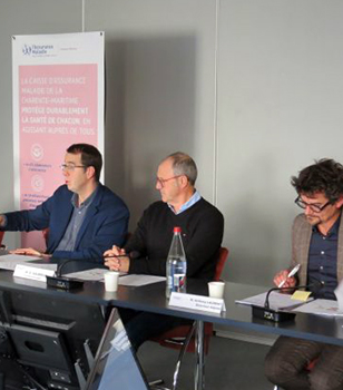 Dans une salle de réunion, assis derrière une table, David XARDEL, directeur, Dominique SALBREUX, Président du Conseil et Anthony LAURENT, directeur adjoint de la caisse d’assurance maladie de la Charente-Maritime.