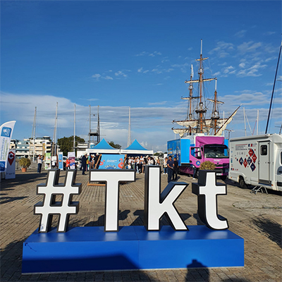 Vue du Village Mes tips santé sur l’esplanade Eric tabarly à La Rochelle avec au premier plan, le bloc du hashtag TKT en grand format.