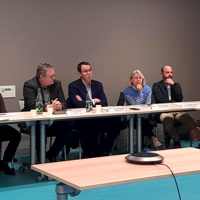 Assis derrière une table dans une salle de réunion, Laurent FLAMENT, directeur de la délégation département de l’ARS Nouvelle-Aquitaine et pour la caisse d’assurance maladie de la Charente-Maritime : David XARDEL, directeur, Chantal DUFEE, directrice déléguée et Vincent MARCHIVE, responsable du département Offre de soins.