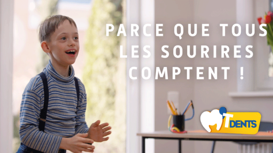 Petit garçon qui sourit, parce que tous les sourires comptent