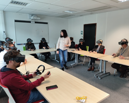 photo des collaborateurs de la CPAM avec un casque de réalité virtuelle