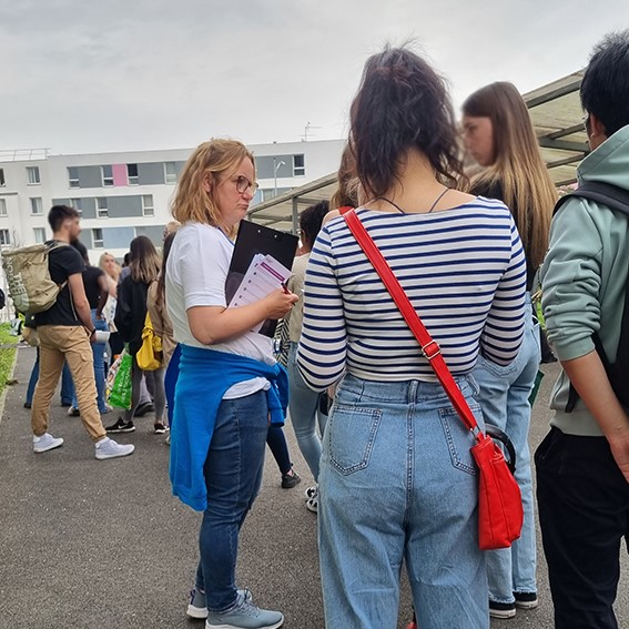 photo lors de l'action auprès des étudiants sur le campus
