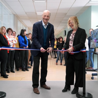 photo du directeur qui coupe le ruban lors de l'inauguration