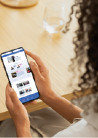 Photo d'illustration montrant quelqu'un qui consulte le Rapport d'activité sur son téléphone