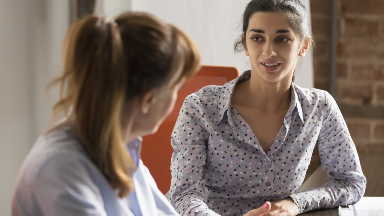 Deux femmes échangent sur les aides financières individuelles