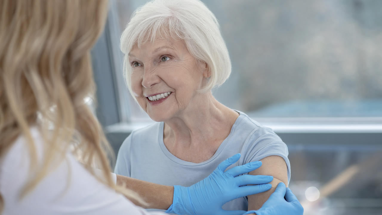 Une dame senior a été vaccinée contre la grippe par un médecin