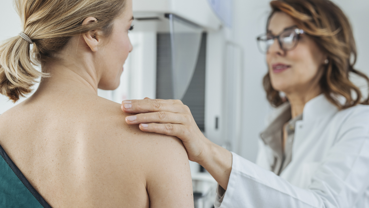 Une femme et un médecin, pour le dépistage des cancers