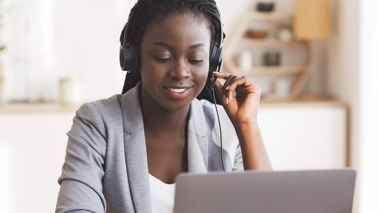 Une conseillère de la plateforme téléphonique répond à un assuré