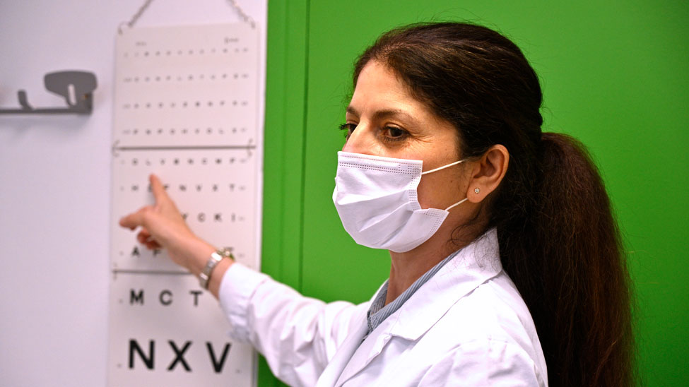 Le centre d’examens de santé, situé à Nanterre, une ophtalmologue fait lire un patient 