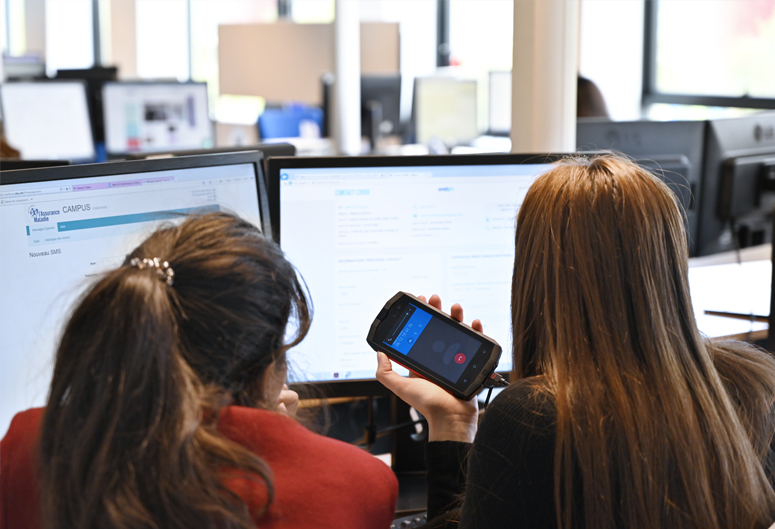 Enquêtrices sanitaire à leur poste de contact tracing