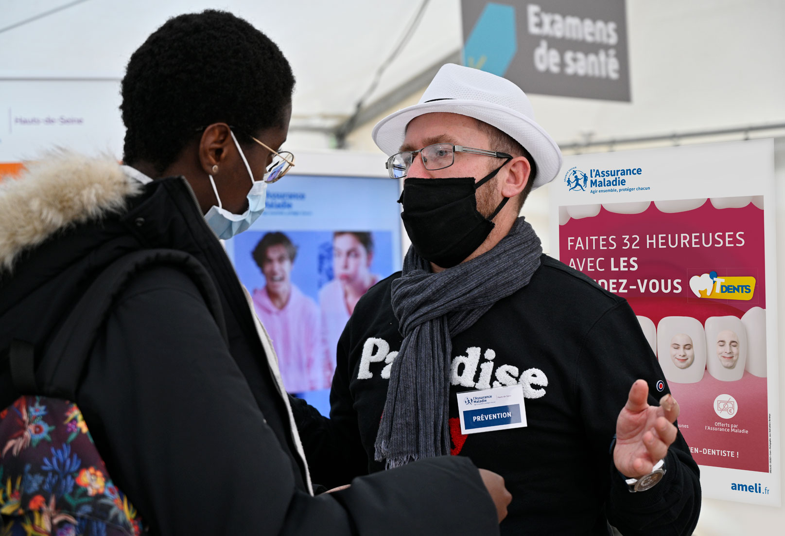 Un conseiller Assurance Maladie explique à une jeune fille le dispositif , M’T Dents et comment en bénéficier