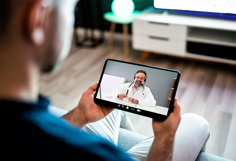 Téléconsultation : un patient en ligne, avec son médecin