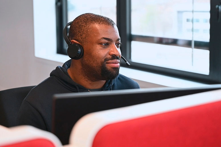 Un téléconseiller de la plateforme téléphonique répond à un assuré