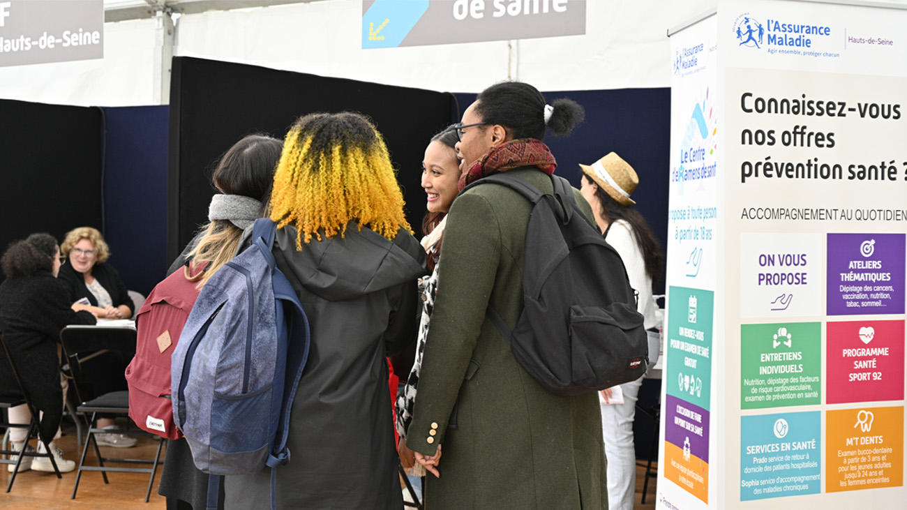 des étudiantes au Roadshow de l’Assurance Maladie des Hauts-de-Seineau - Campus Paris Nanterre