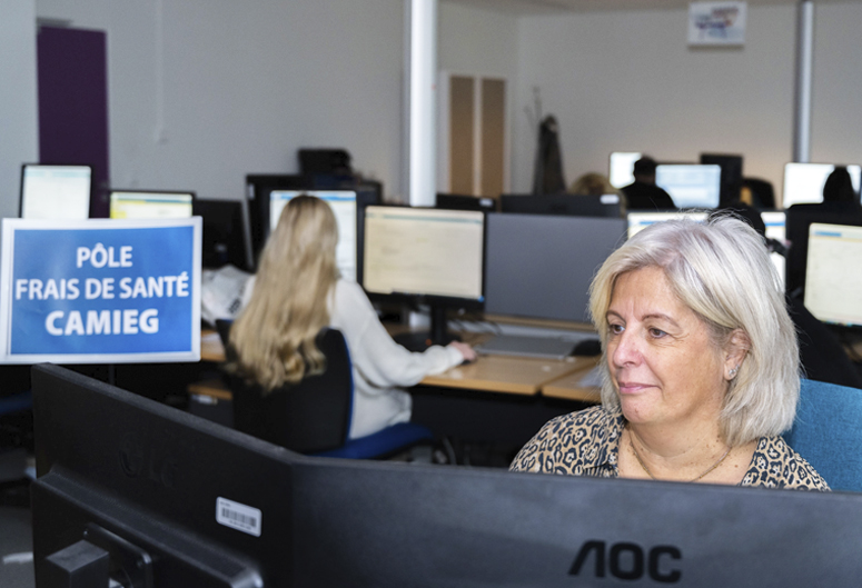 La production : plateau de traitement des dossiers - pôle frais de santé de la CAMIEG, une agente devant son écran d’ordinateur