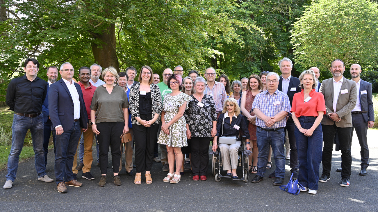 Photo de groupe en extérieur des membres du conseil et des agents de direction de la caisse d'Assurance Maladie des Hauts-de-Seine