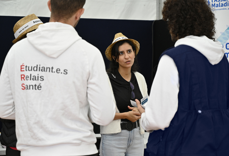 des étudiants rencontrent un travailleur social 