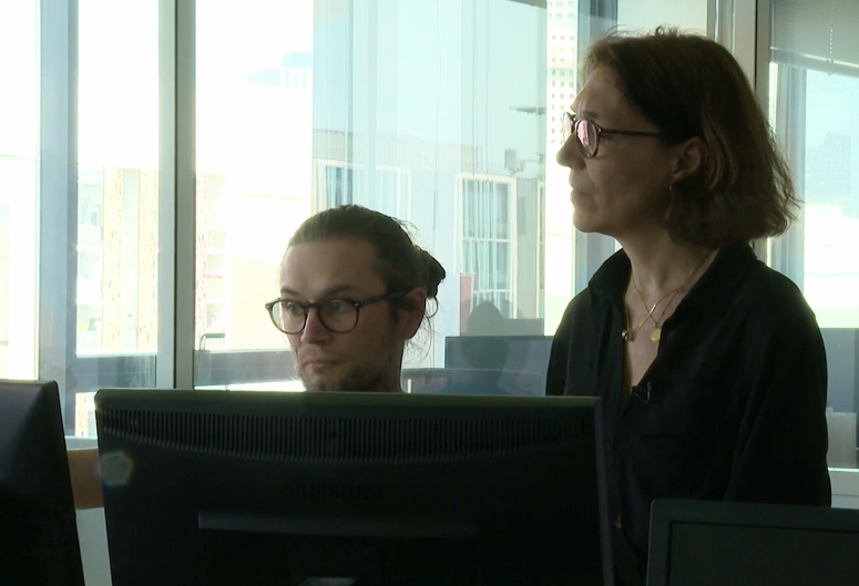 photo - Un manager et un agent devant un écran d’ordinateur