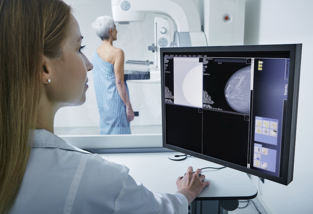 Une radiologue interprète les clichés radiologiques d’une femme