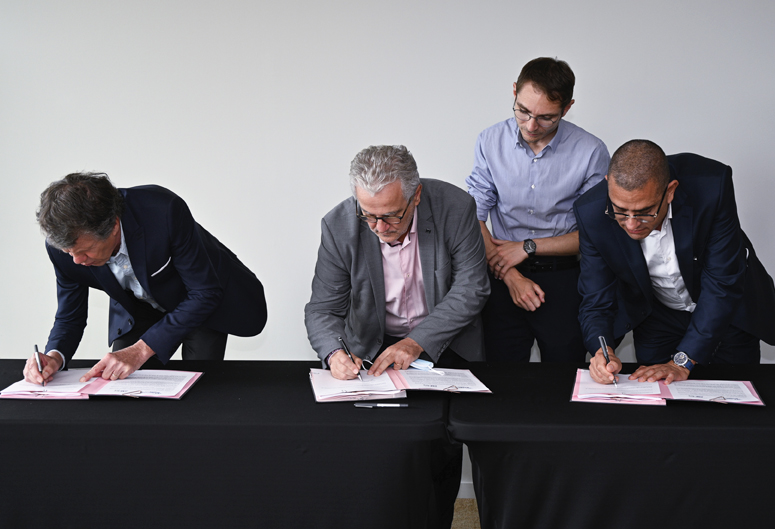 Photo - 4 personnes signent un nouveau contrat ACI (accord conventionnel interprofessionnel)