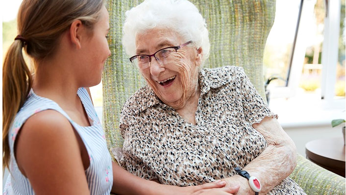 vieille dame qui vient de se faire vacciner et enfant