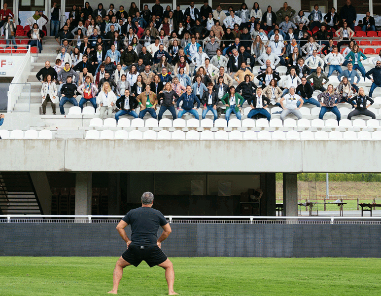 Une leçon de haka géant pour clore la journée du personnel 