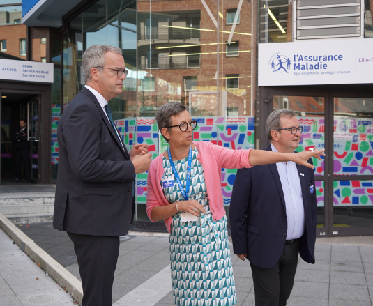 Photo avec Monsieur Thomas Fatôme, Monsieur Christian Winnicki et Madame Carole Grard devant la CPAM de Lille-Douai à Lille
