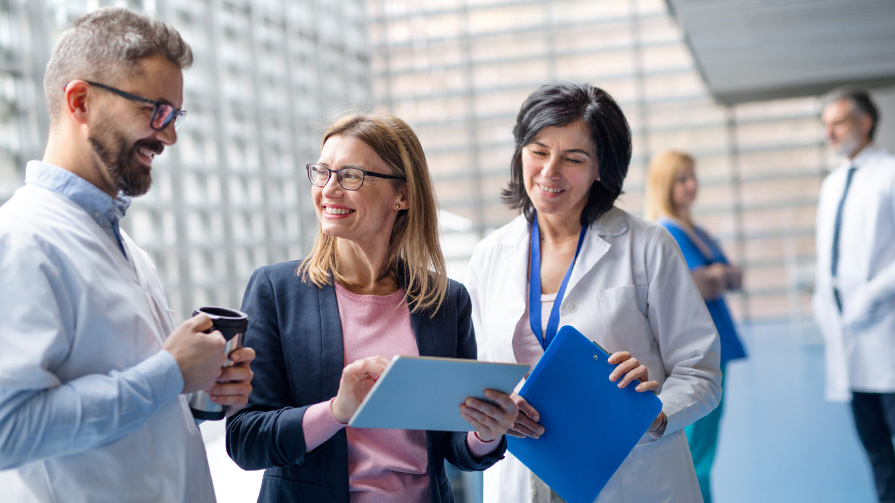 Discussion entre plusieurs professionnels de santé