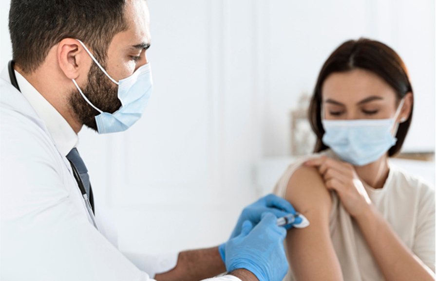 Médecin vaccinant une jeune femme