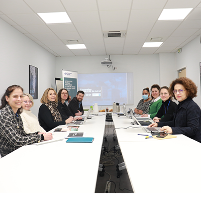 photo de la réunion avec les participants autour d'une table