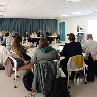 pohto de la réunion des médiateurs autour de tables disposées en U